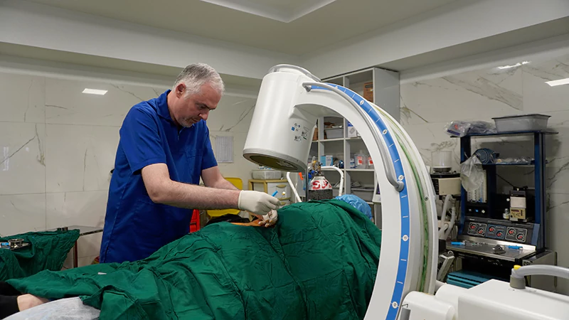 دسترسی به تجهیزات پیشرفته در کلینیک و اتاق عمل